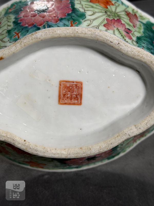 清晚期粉彩莲叶纹海棠形贡碗 - 图5